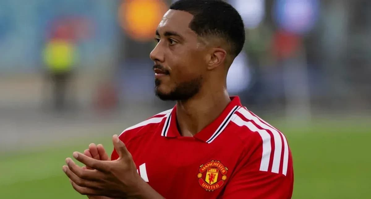 Futbolchi Manchester United formasida qo'lini chalqanmoqda Futbolchi Manchester United formasida qo'lini chalqanmoqda
