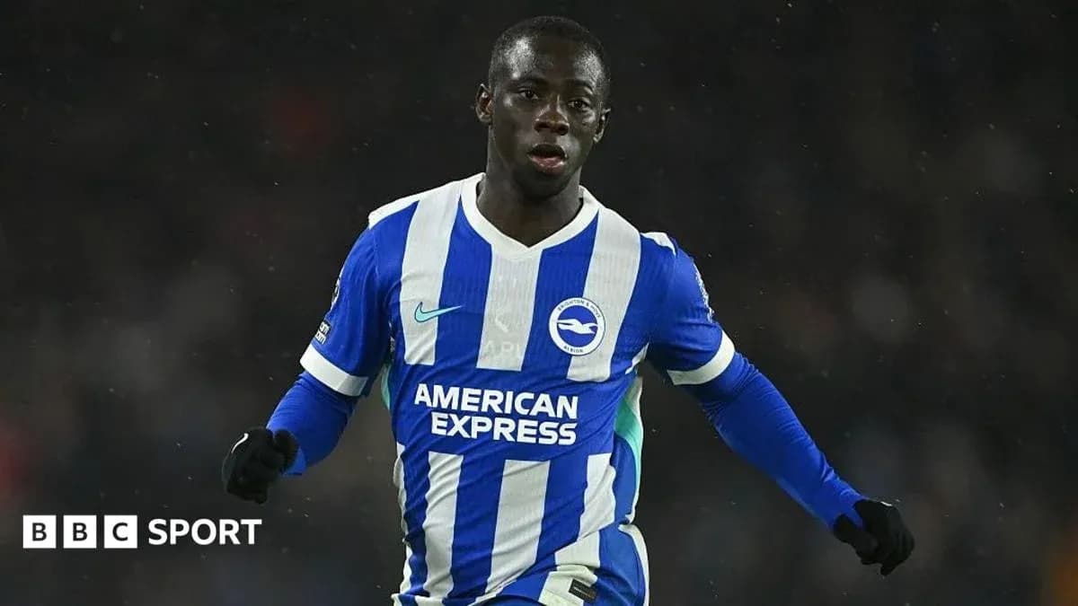 Futbolchi maydonda harakatda, Brighton formasida Futbolchi maydonda harakatda, Brighton formasida