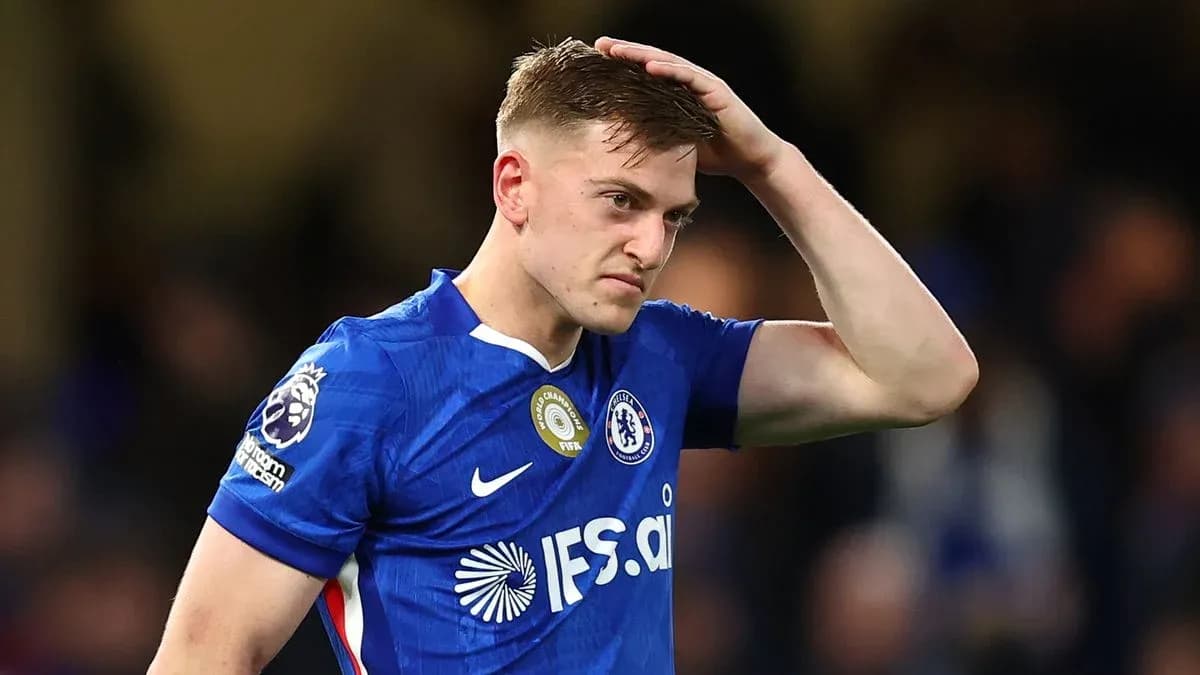 Futbolchi Chelsea formasida, boshini ushlab turibdi Futbolchi Chelsea formasida, boshini ushlab turibdi