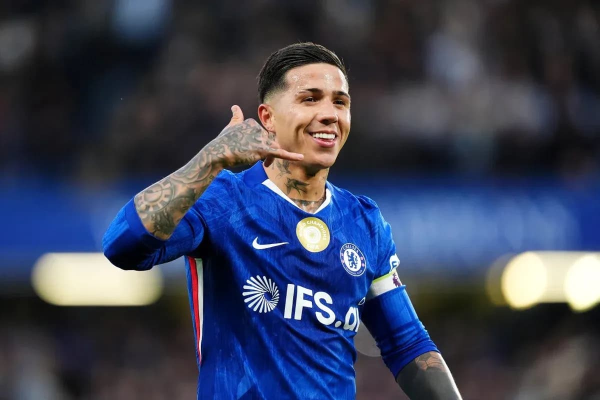 Futbolchi Chelsea formasida raqibga ishora qilmoqda Futbolchi Chelsea formasida raqibga ishora qilmoqda