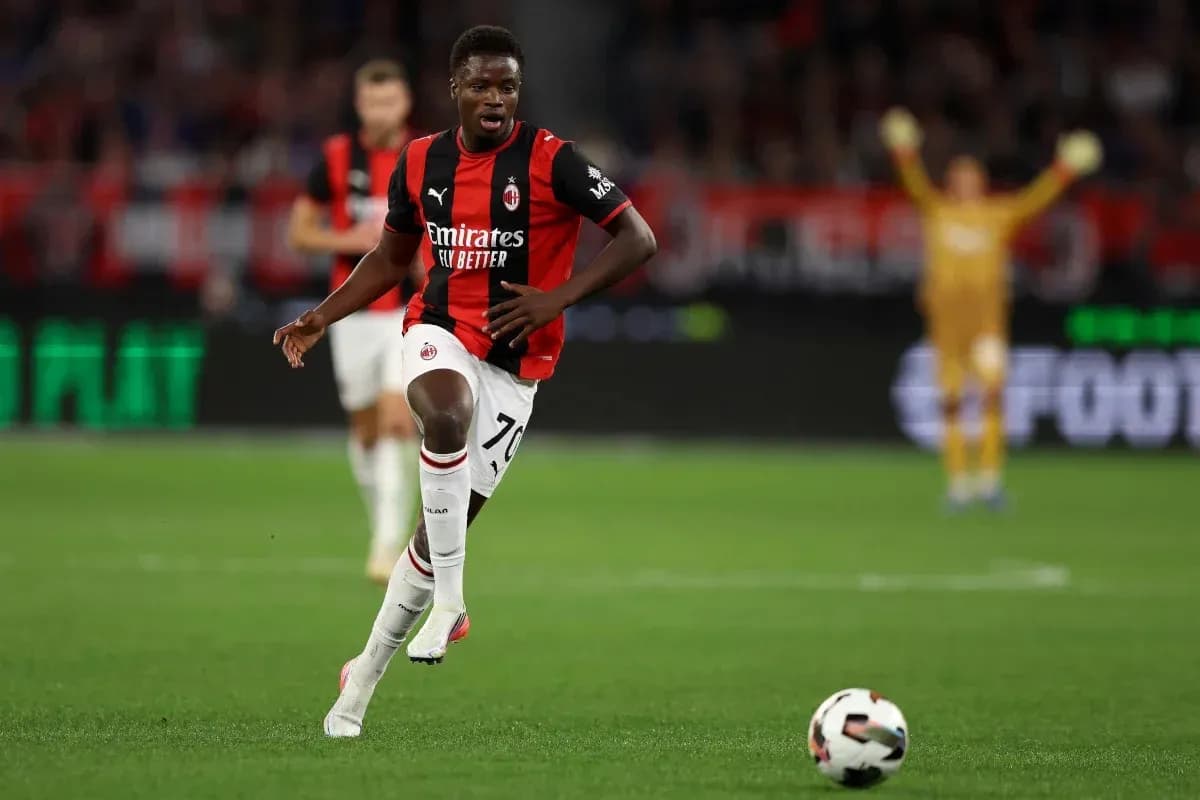 Futbolchi to'pni olib ketayotgan payt Futbolchi to'pni olib ketayotgan payt