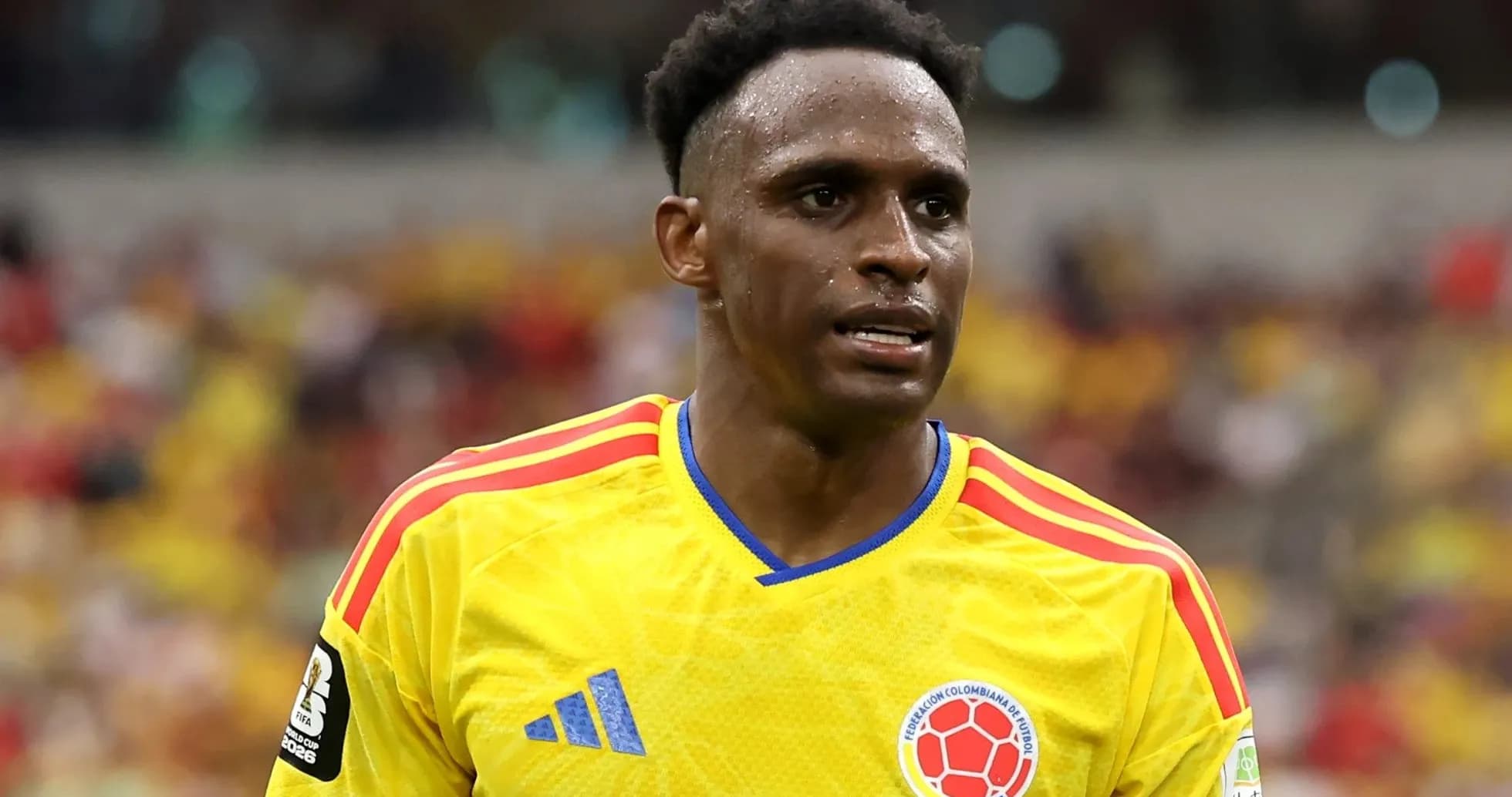 Futbolchi Kolumbiya formasi bilan maydonda Futbolchi Kolumbiya formasi bilan maydonda
