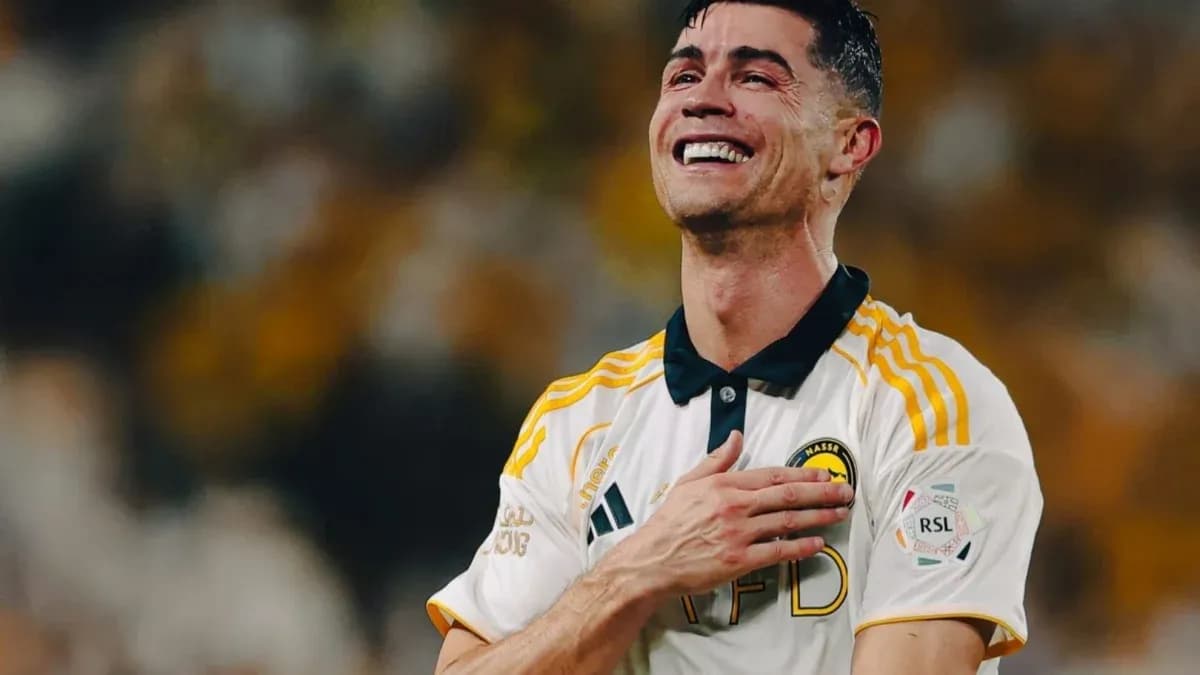 Futbolchi quvonch bilan qo'lini yuragiga qo'ydi Futbolchi quvonch bilan qo'lini yuragiga qo'ydi