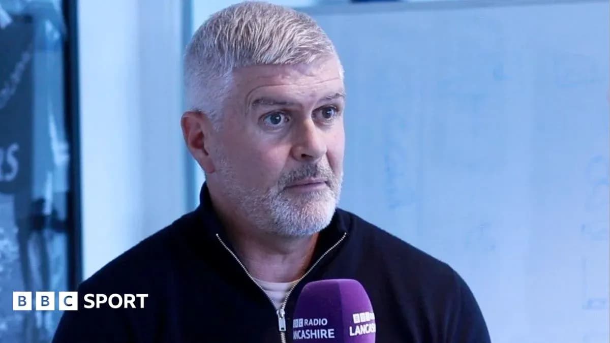 Yuzida intervyu berayotgan sport mutaxassisi Yuzida intervyu berayotgan sport mutaxassisi