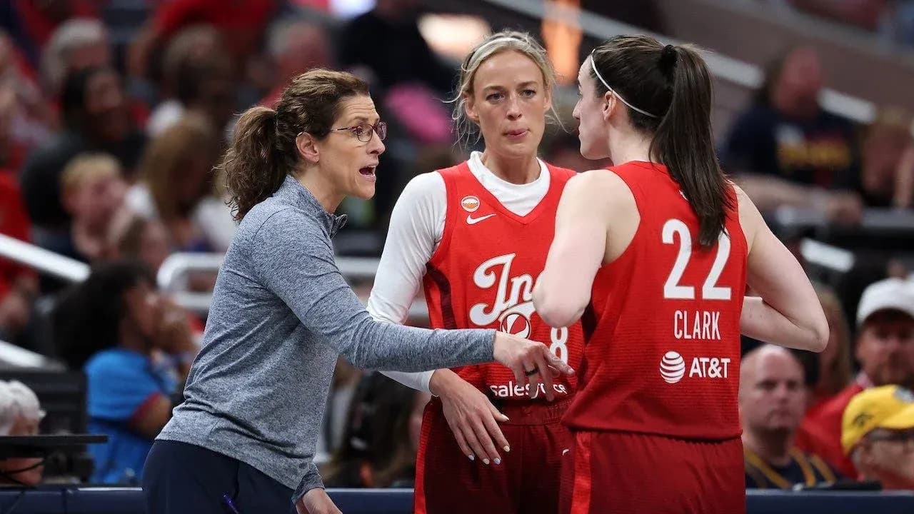 Trener va o'yinchilar strategiya muhokama qilmoqda Trener va o'yinchilar strategiya muhokama qilmoqda