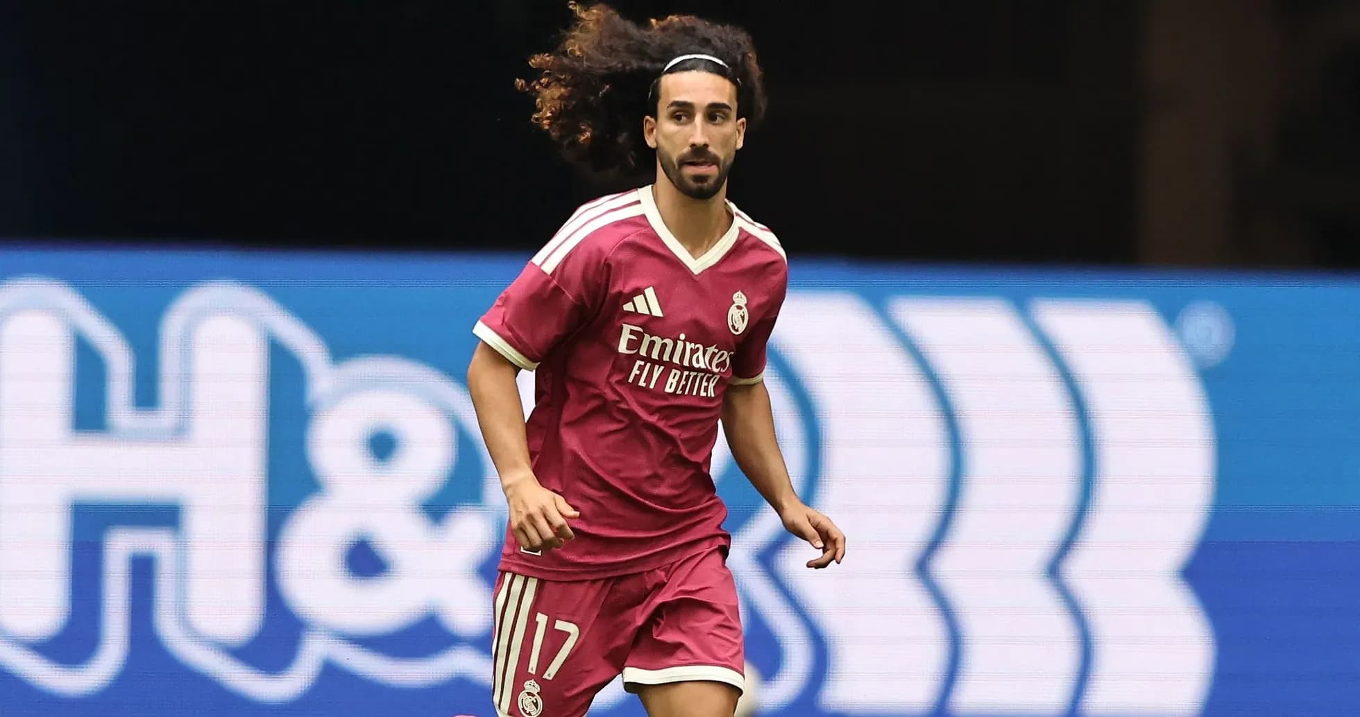 Futbolchi Real Madrid formasida maydonda yugurmoqda Futbolchi Real Madrid formasida maydonda yugurmoqda