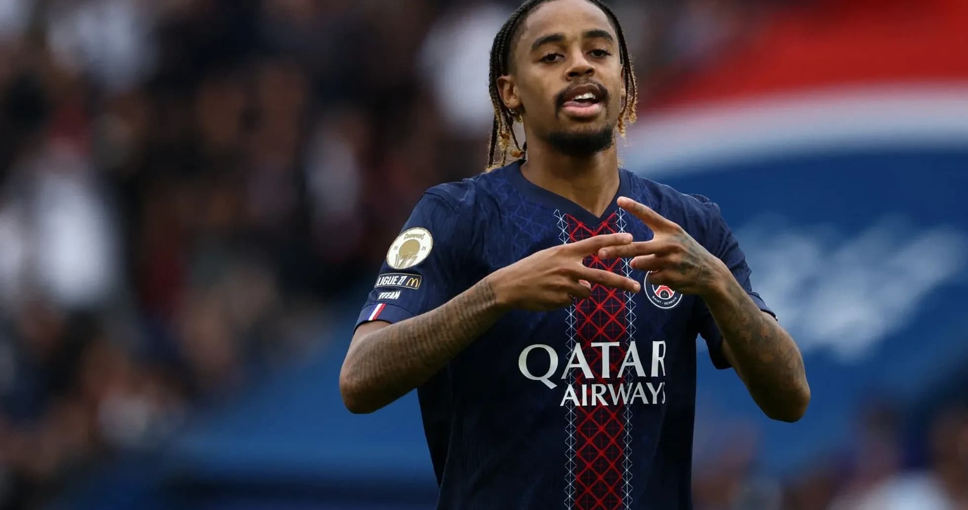 Futbolchi PSG formasida maydonda gest qilishda Futbolchi PSG formasida maydonda gest qilishda