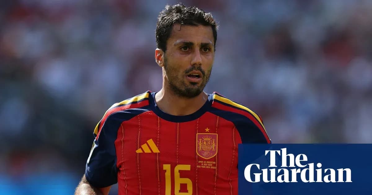 Futbolchi Ispaniya formasi bilan maydonda harakatda Futbolchi Ispaniya formasi bilan maydonda harakatda