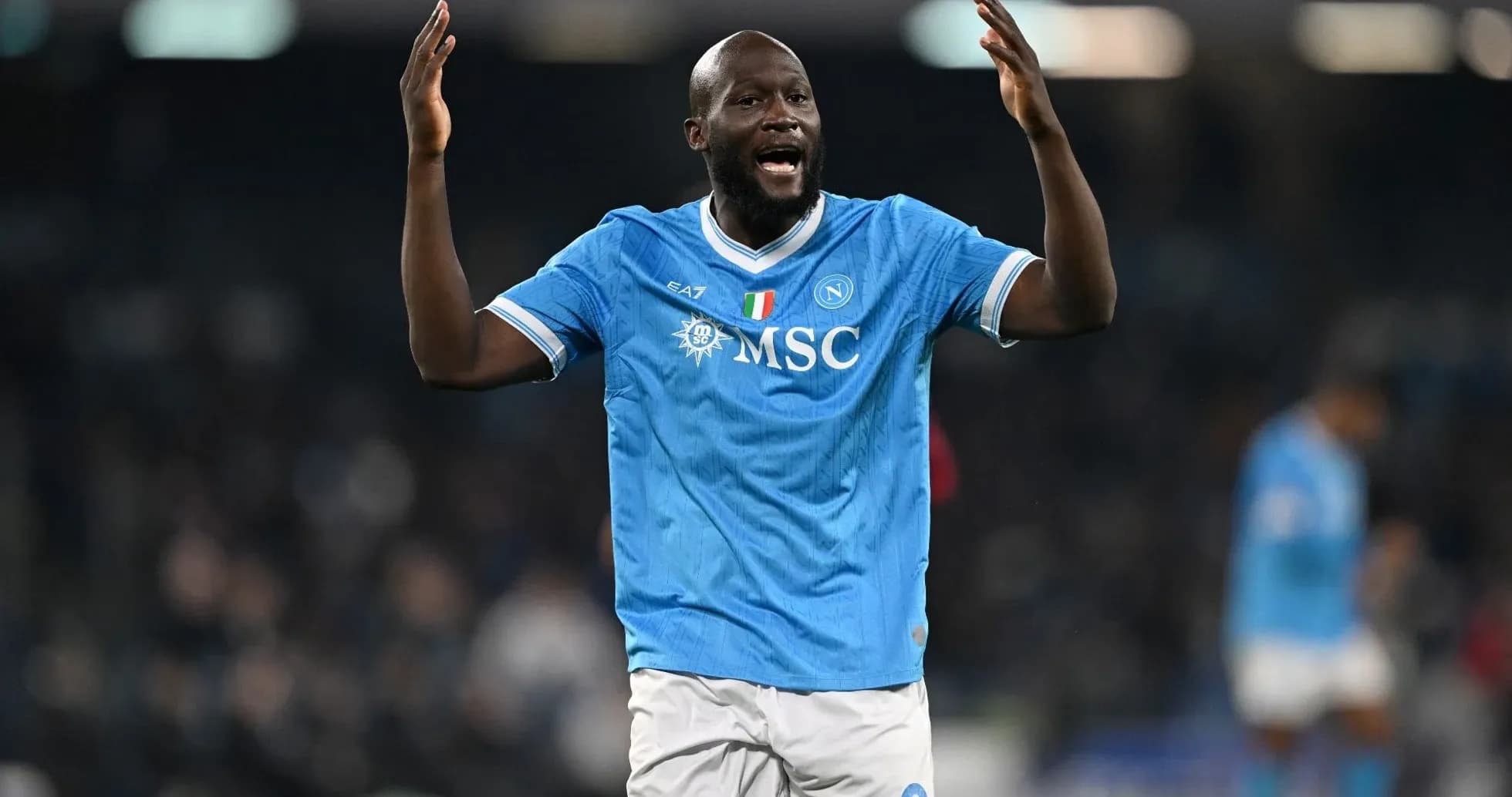 Futbolchi jamoa o'yinida qizg'in harakatda Futbolchi jamoa o'yinida qizg'in harakatda