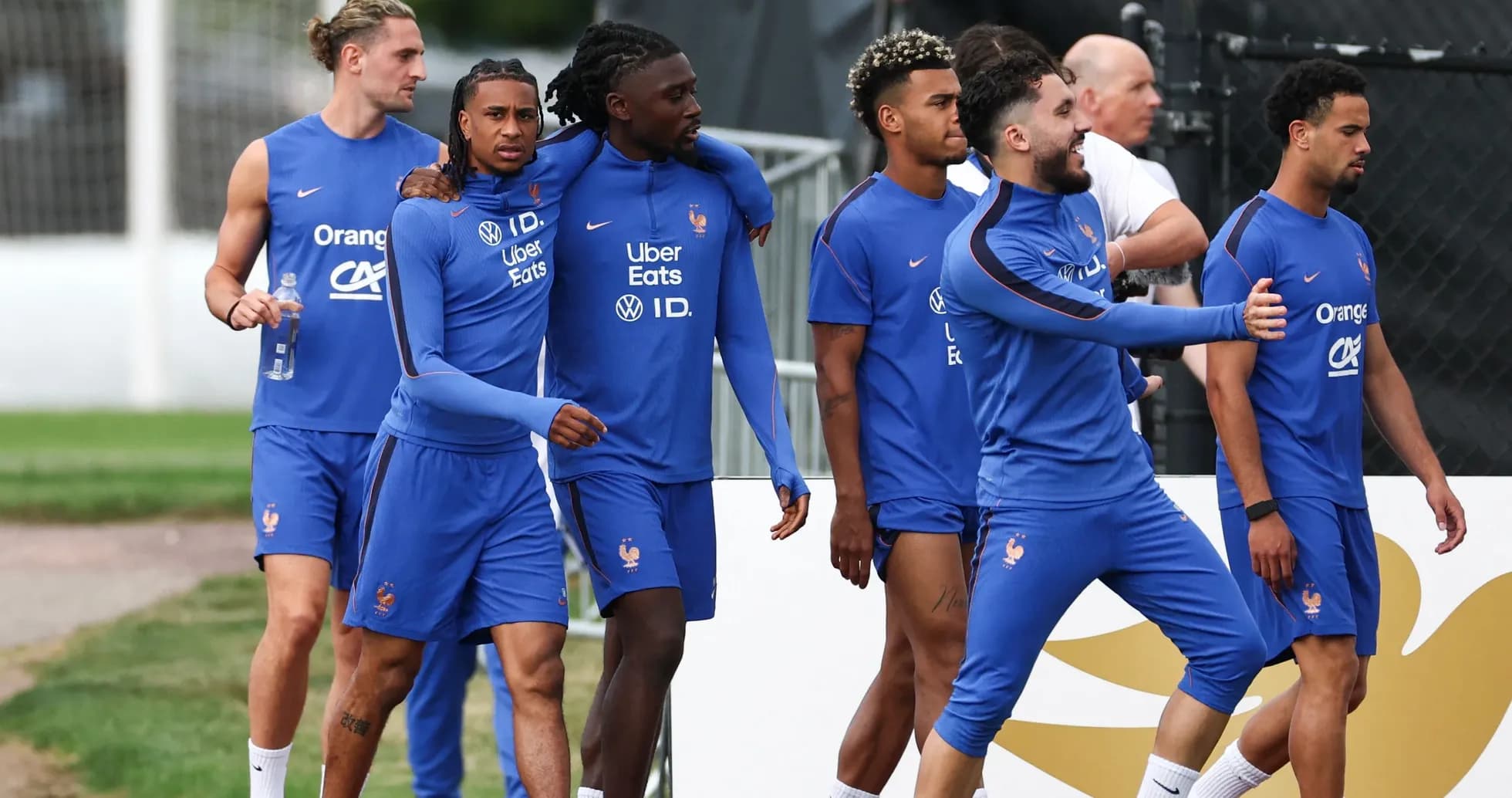 Fransiya futbolchilari mashg'ulotga yo'l olmoqda Fransiya futbolchilari mashg'ulotga yo'l olmoqda