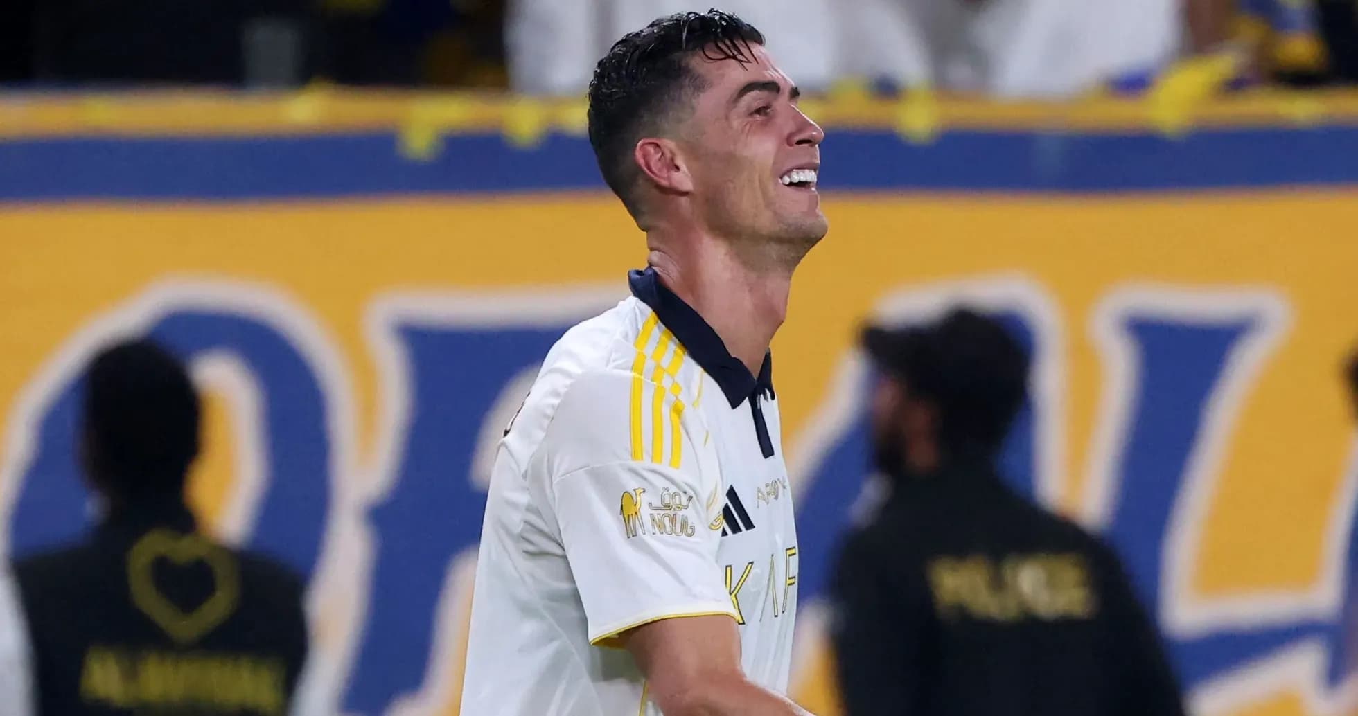 Futbolchi maydonda raqibga qarshi kurashmoqda Futbolchi maydonda raqibga qarshi kurashmoqda