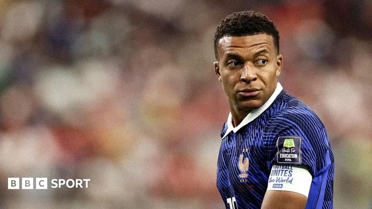 Futbolchi maydonda Frantsiya formasida ko'rinadi Futbolchi maydonda Frantsiya formasida ko'rinadi
