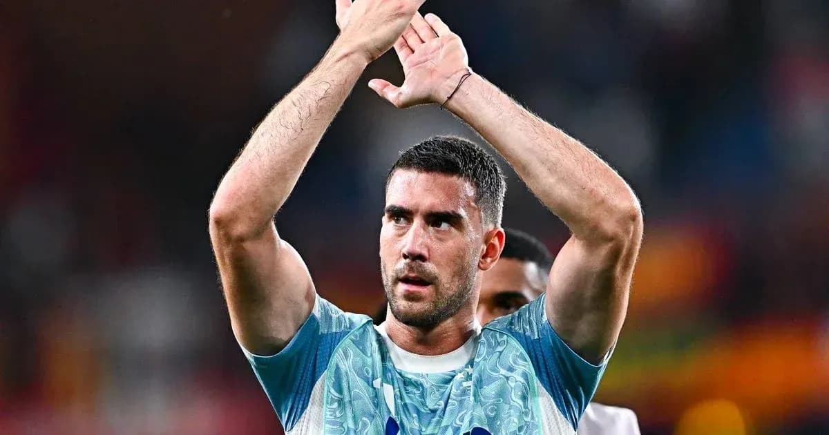 Futbolchi maydonda qo'lini ko'tarib muxlislarga rahmat aytmoqda Futbolchi maydonda qo'lini ko'tarib muxlislarga rahmat aytmoqda