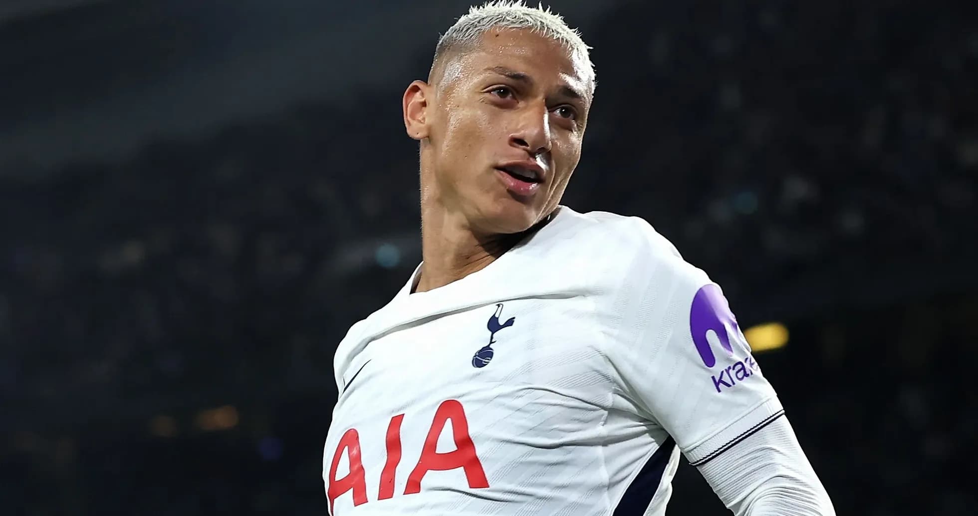 Futbolchi Tottenham formasida maydonga chiqmoqda Futbolchi Tottenham formasida maydonga chiqmoqda