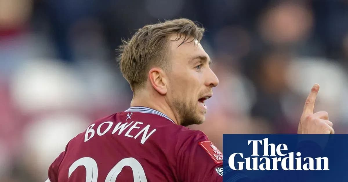 Futbolchi Bowen maydonda qo'lini ko'tarib turibdi Futbolchi Bowen maydonda qo'lini ko'tarib turibdi