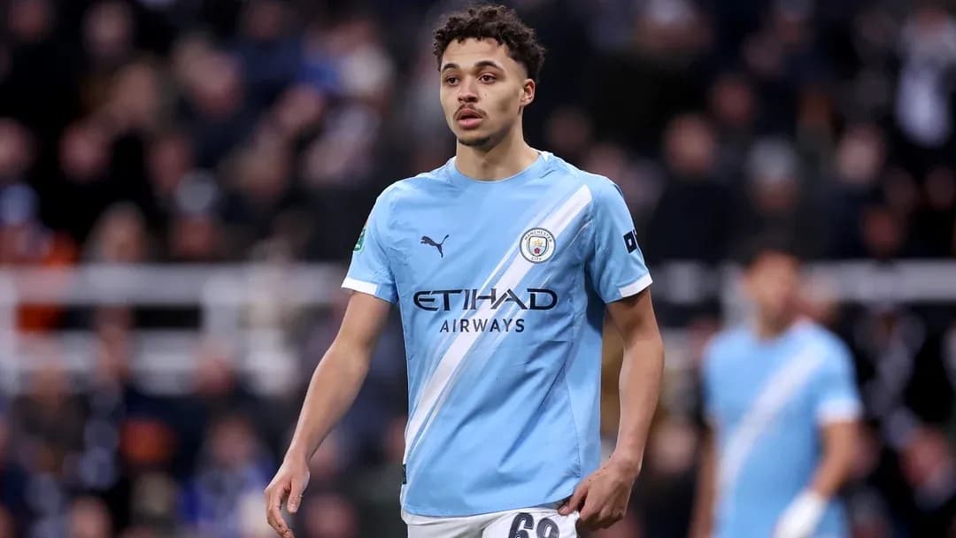 Futbolchi Manchester City formasi bilan maydonda Futbolchi Manchester City formasi bilan maydonda