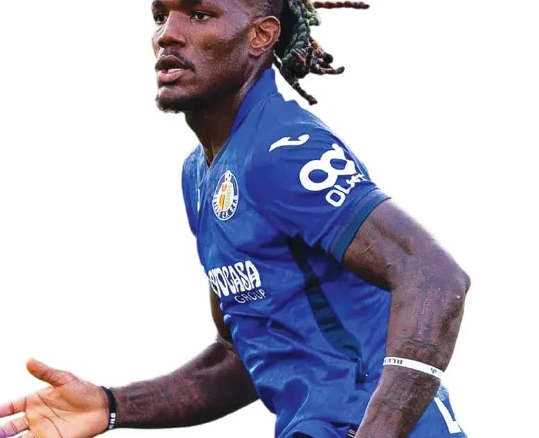 Futbolchi to'pni ushlab, harakatda Futbolchi to'pni ushlab, harakatda