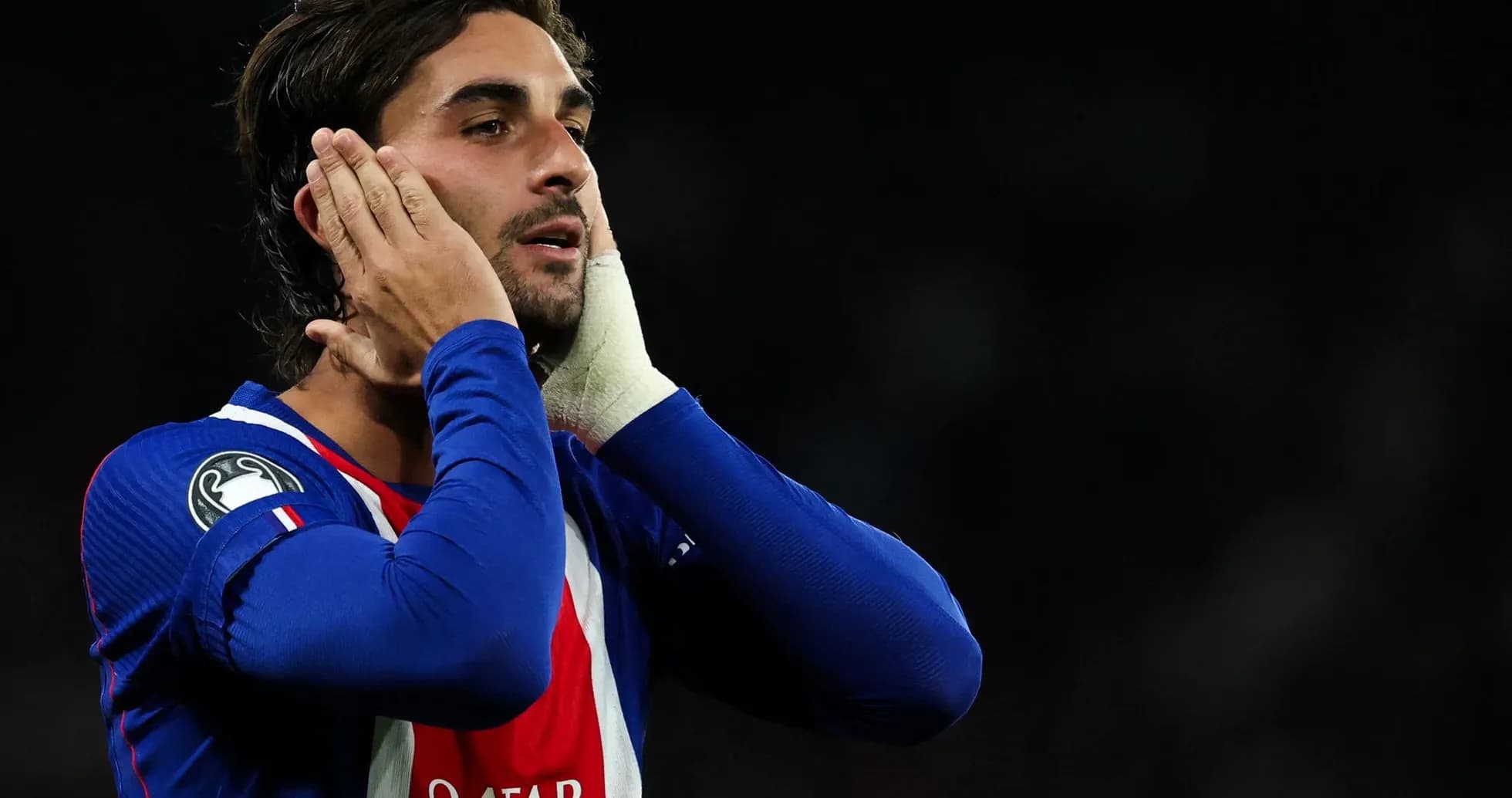 Futbolchi qo'llarini yuziga bosgan holatda Futbolchi qo'llarini yuziga bosgan holatda