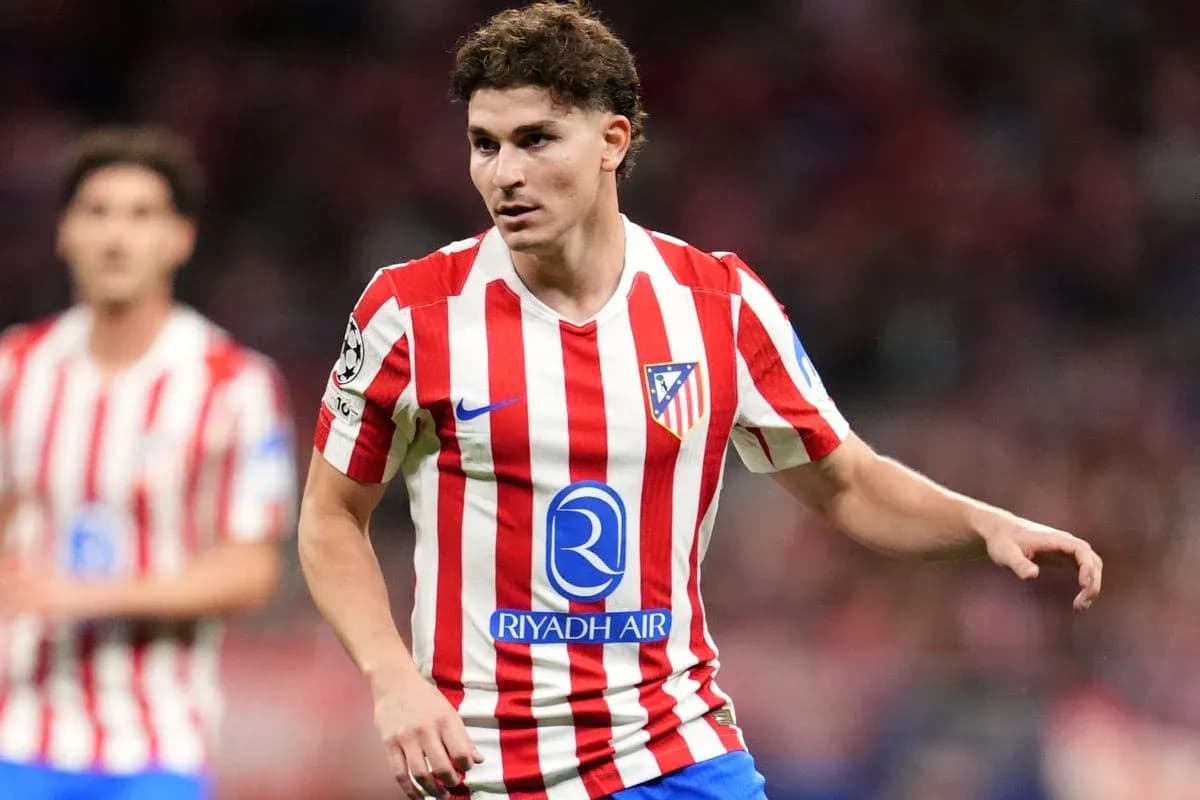 Futbolchi Atletico Madrid formasida maydonda harakatda Futbolchi Atletico Madrid formasida maydonda harakatda