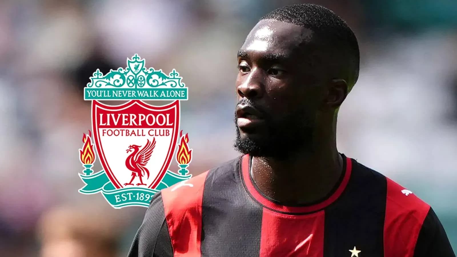 Futbolchi Liverpool logosi bilan maydonda Futbolchi Liverpool logosi bilan maydonda