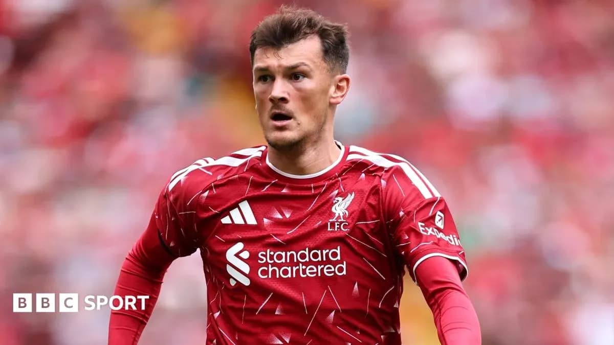 Futbolchi Liverpool formasi bilan maydonda harakatda Futbolchi Liverpool formasi bilan maydonda harakatda