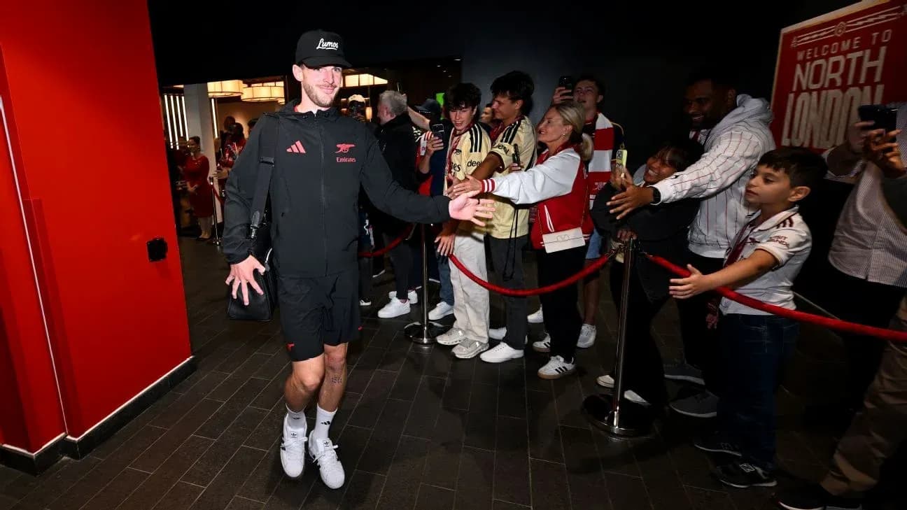 Futbolchi muxlislar bilan uchrashmoqda, Arsenal formasida Futbolchi muxlislar bilan uchrashmoqda, Arsenal formasida