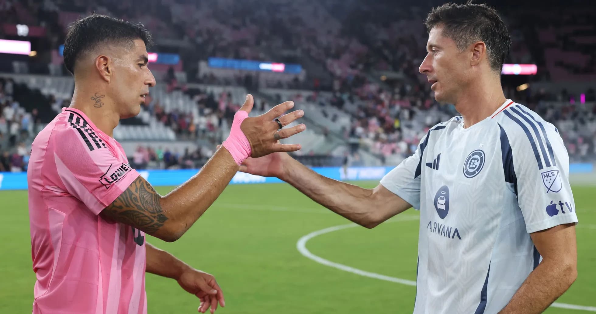 Ikkita futbolchi o'zaro qo'l siqmoqda Ikkita futbolchi o'zaro qo'l siqmoqda