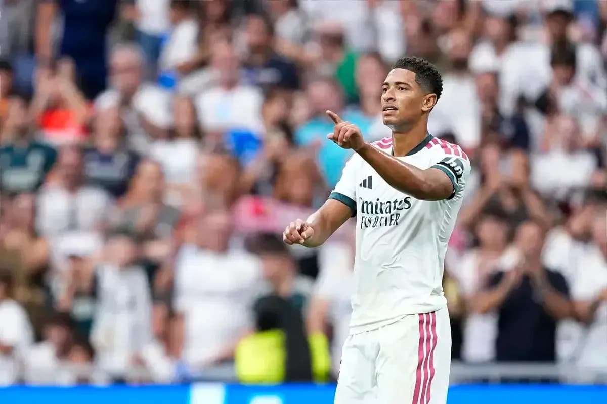 Futbolchi maydonda jamoaga ko'rsatma berayotgan Futbolchi maydonda jamoaga ko'rsatma berayotgan