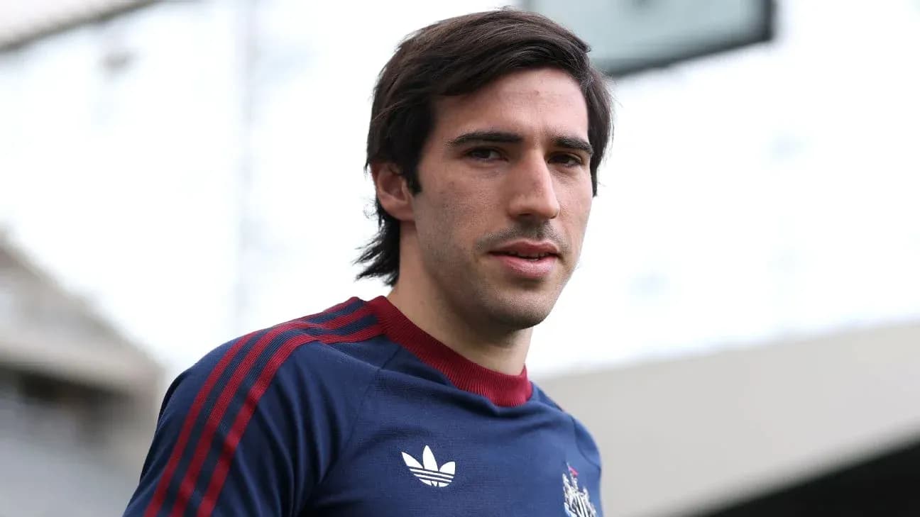 Futbolchi kiyimida maydonda turgan o'yinchi Futbolchi kiyimida maydonda turgan o'yinchi