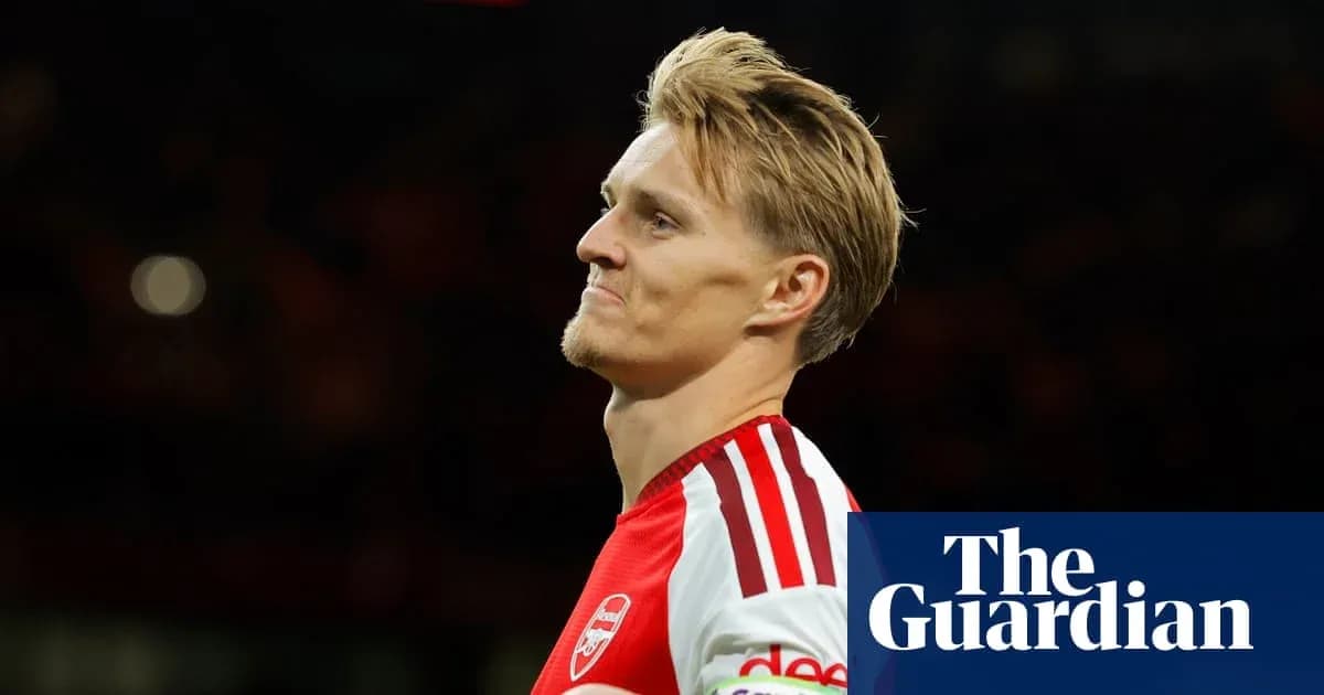Futbolchi Arsenal formasida maydonda turibdi Futbolchi Arsenal formasida maydonda turibdi