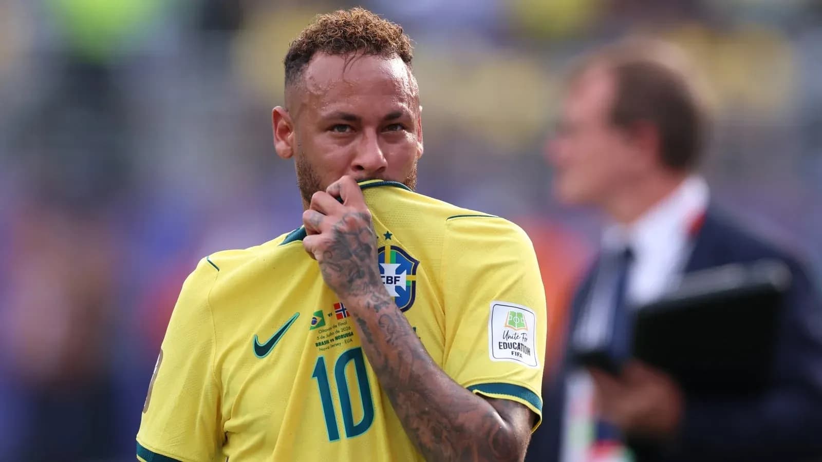 Futbolchi Neymar o'z formasini ushlab turibdi Futbolchi Neymar o'z formasini ushlab turibdi