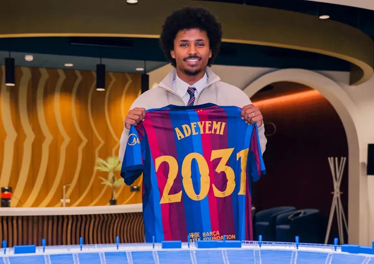 Yoshigacha shirtini tutgan futbolchi Yoshigacha shirtini tutgan futbolchi