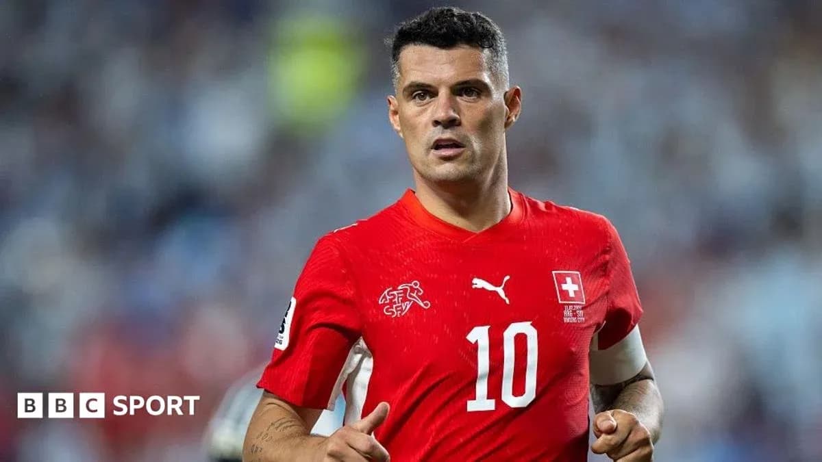 Futbolchi maydonda qizil forma kiygan Futbolchi maydonda qizil forma kiygan