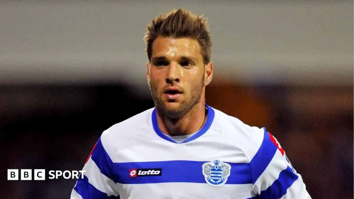 Futbolchi QPR formasida o'yin paytida Futbolchi QPR formasida o'yin paytida