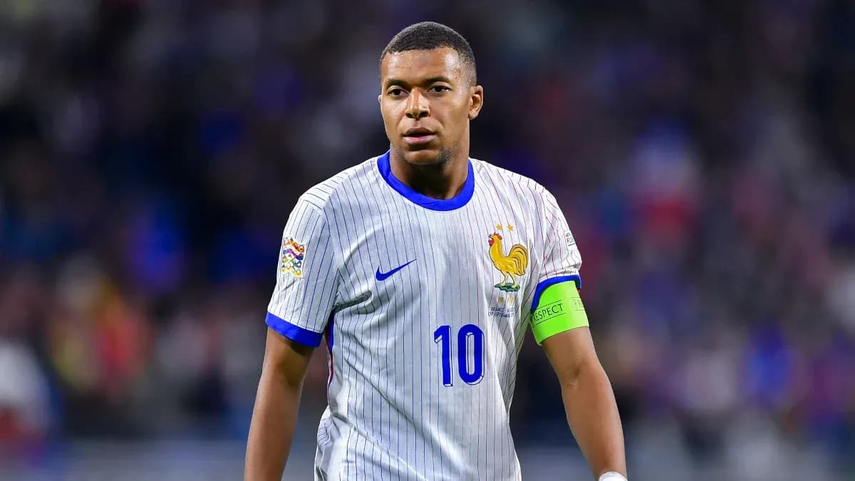 Futbolchi maydonda harakatda, Frantsiya formasi kiygan Futbolchi maydonda harakatda, Frantsiya formasi kiygan