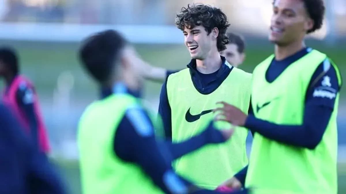 Futbolchilar mashg'ulotda bir-biri bilan o'ynayapti Futbolchilar mashg'ulotda bir-biri bilan o'ynayapti