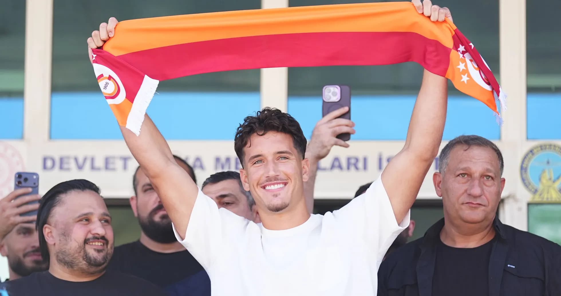 Futbolchi Galatasaray sharfini ushlab turibdi Futbolchi Galatasaray sharfini ushlab turibdi