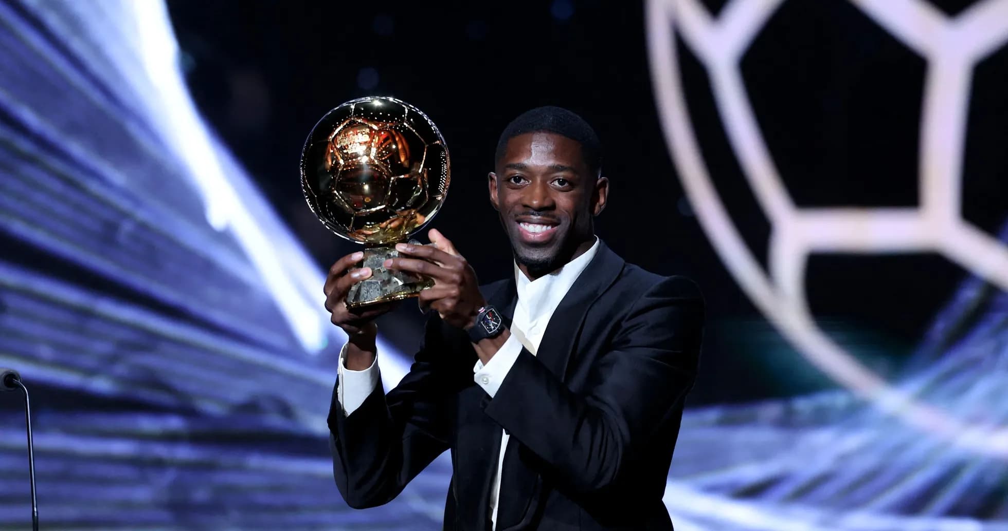 O'yinchi Ballon d'Or mukofotini ushlab turibdi O'yinchi Ballon d'Or mukofotini ushlab turibdi