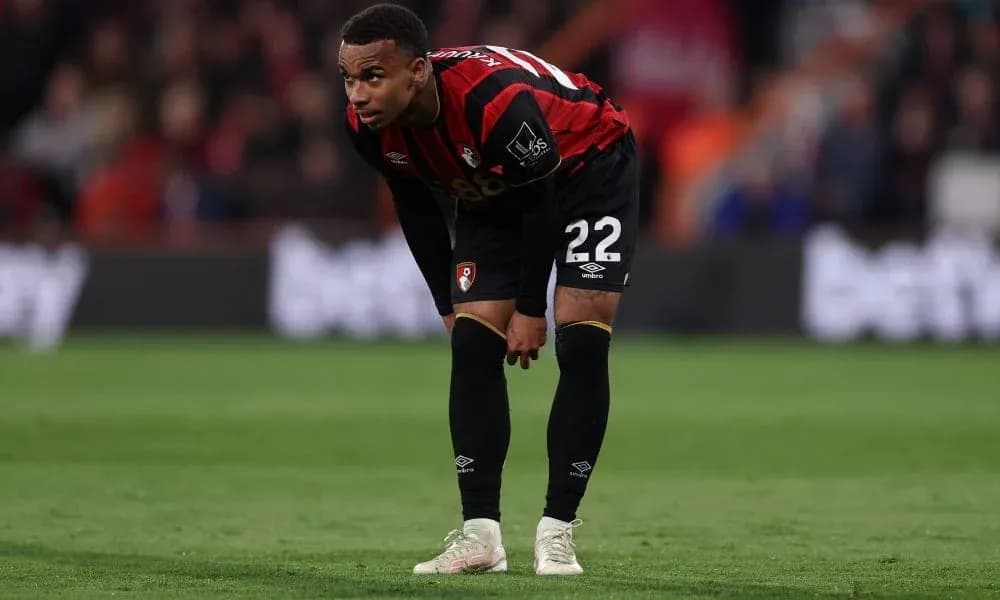 Futbolchi Bournemouth formasi bilan egilib turibdi Futbolchi Bournemouth formasi bilan egilib turibdi