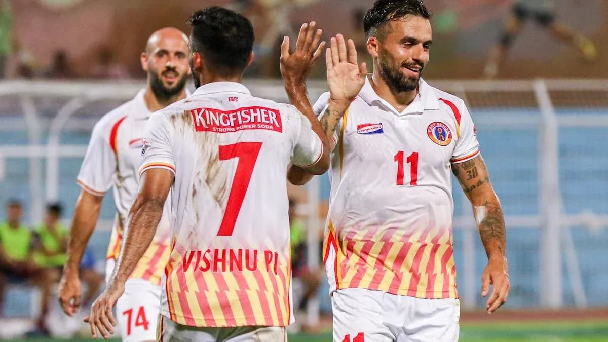 Futbolchilar gollarini nishonlayapti, raqiblar orqa fonda Futbolchilar gollarini nishonlayapti, raqiblar orqa fonda