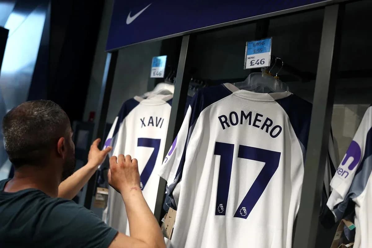 Kishi do'konida futbol jamoasi formalarini ko'rish Kishi do'konida futbol jamoasi formalarini ko'rish