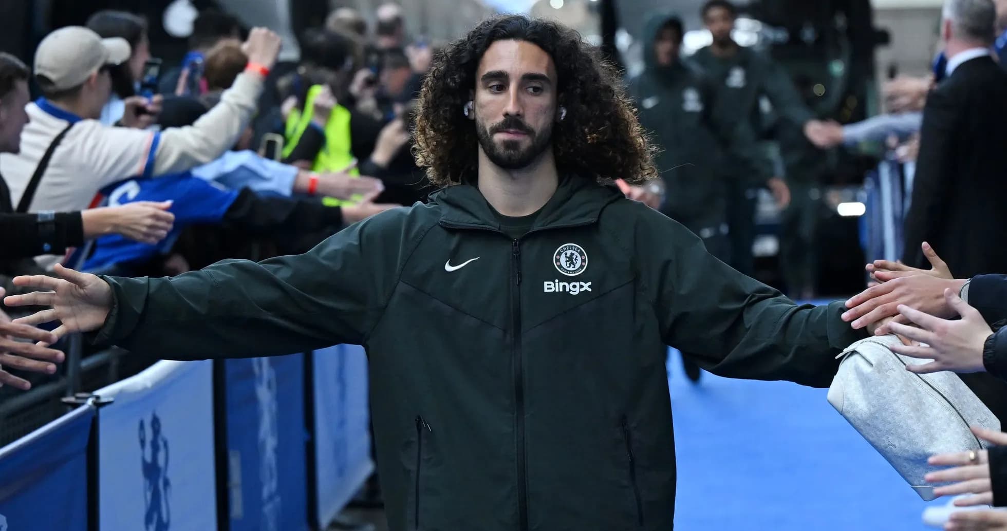 Futbolchi muxlislar bilan salomlashmoqda Futbolchi muxlislar bilan salomlashmoqda
