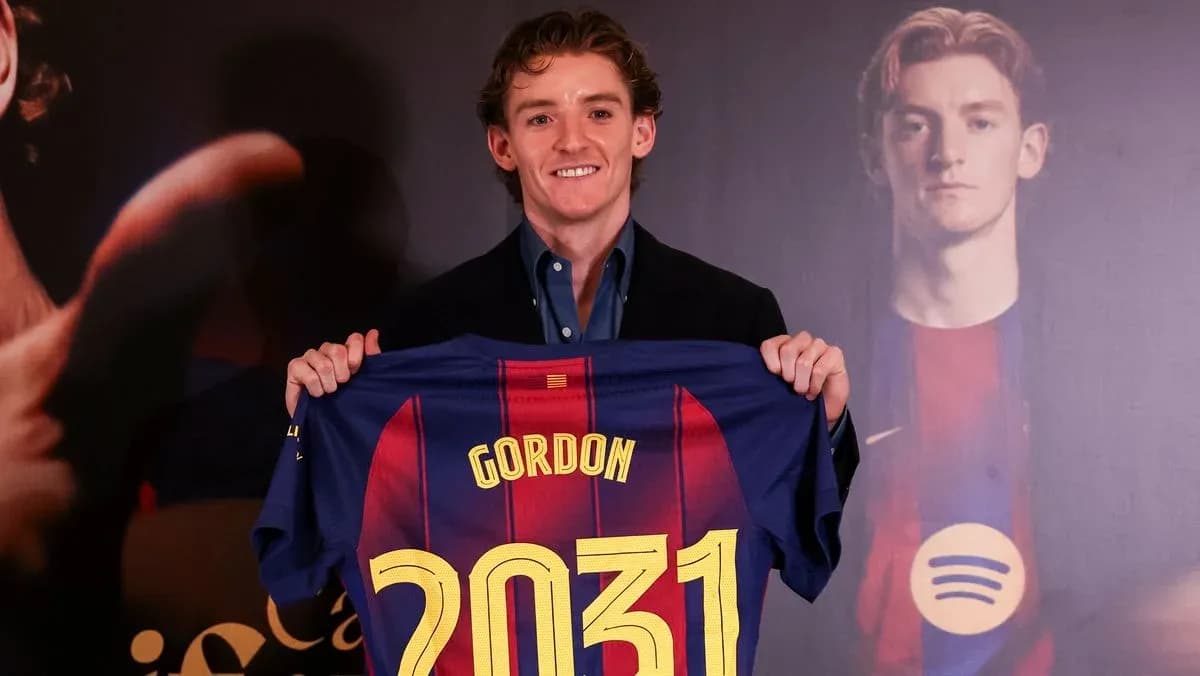 Futbolchi Gordon yangi formasini ushlab turibdi Futbolchi Gordon yangi formasini ushlab turibdi