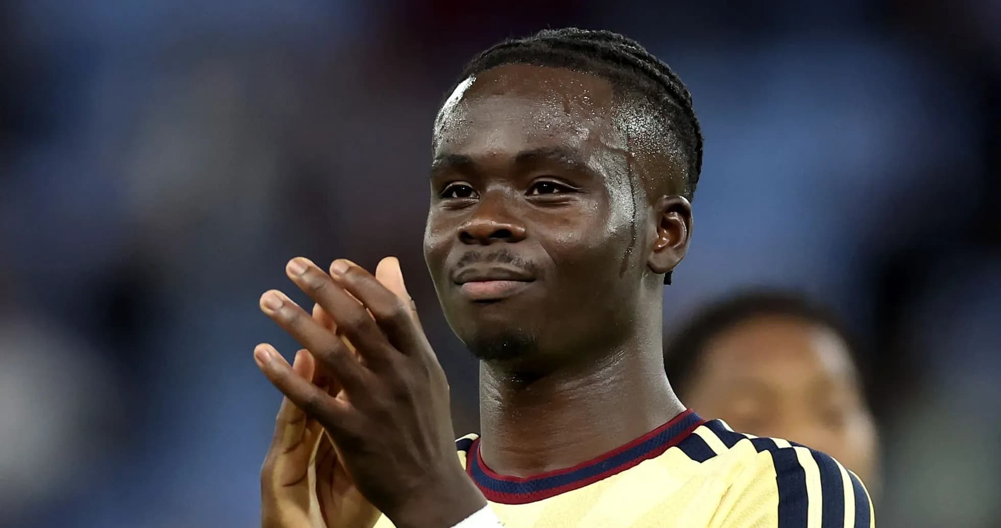 Futbolchi raqibga qaramay qo'llarini chalayapti Futbolchi raqibga qaramay qo'llarini chalayapti