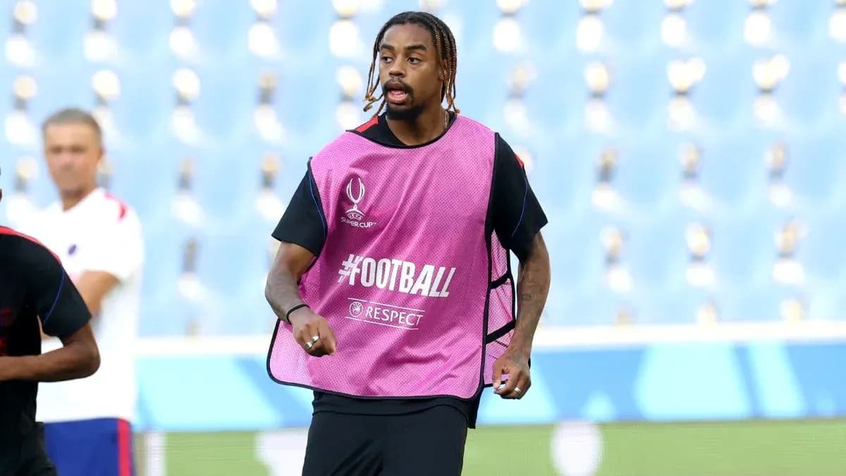 Futbolchi mashg'ulotda, rozoviy ko'ylakda Futbolchi mashg'ulotda, rozoviy ko'ylakda