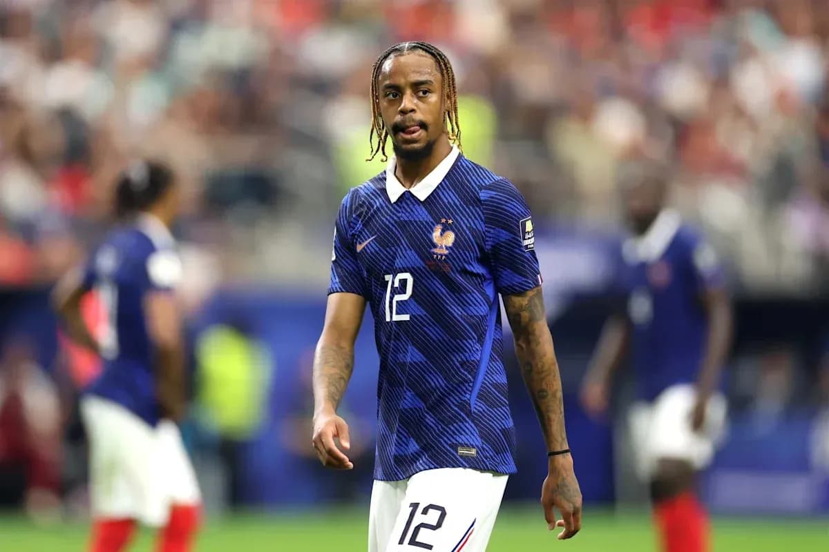 Futbolchi France formasi kiyib yuribdi Futbolchi France formasi kiyib yuribdi