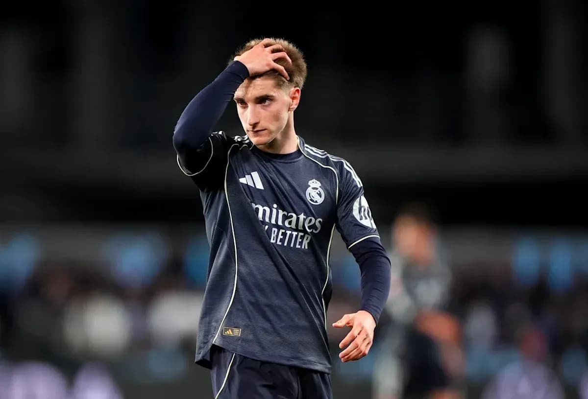 Futbolchi Real Madrid formasida maydonda yurmoqda Futbolchi Real Madrid formasida maydonda yurmoqda