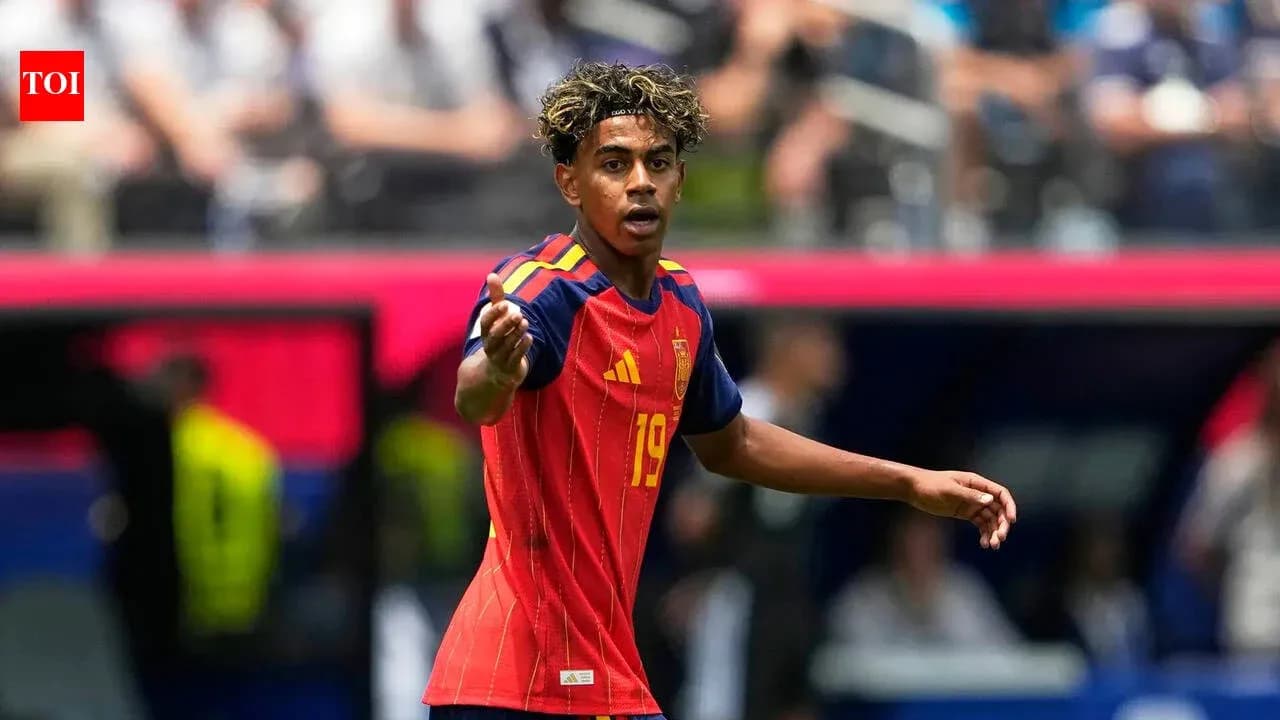 Futbolchi maydonda harakatda, Ispaniya formasi bilan Futbolchi maydonda harakatda, Ispaniya formasi bilan