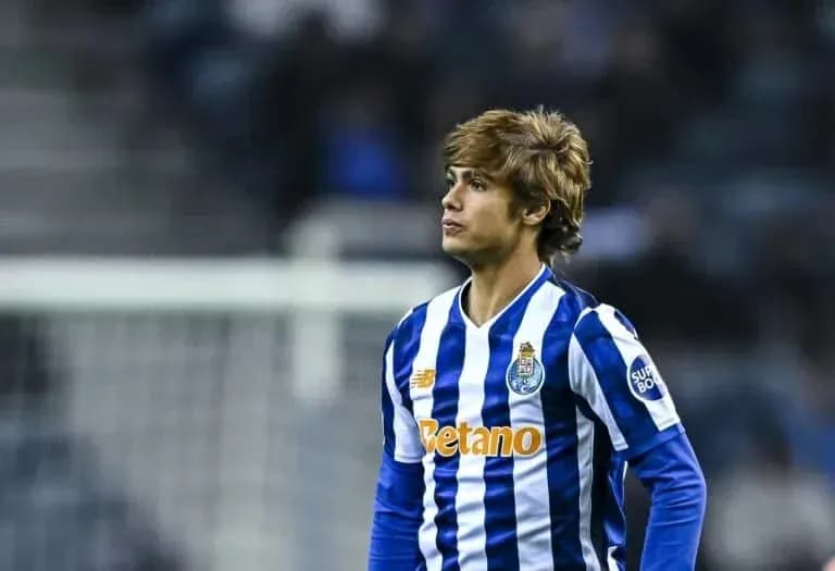 Futbolchi Porto formasida maydonda turibdi Futbolchi Porto formasida maydonda turibdi