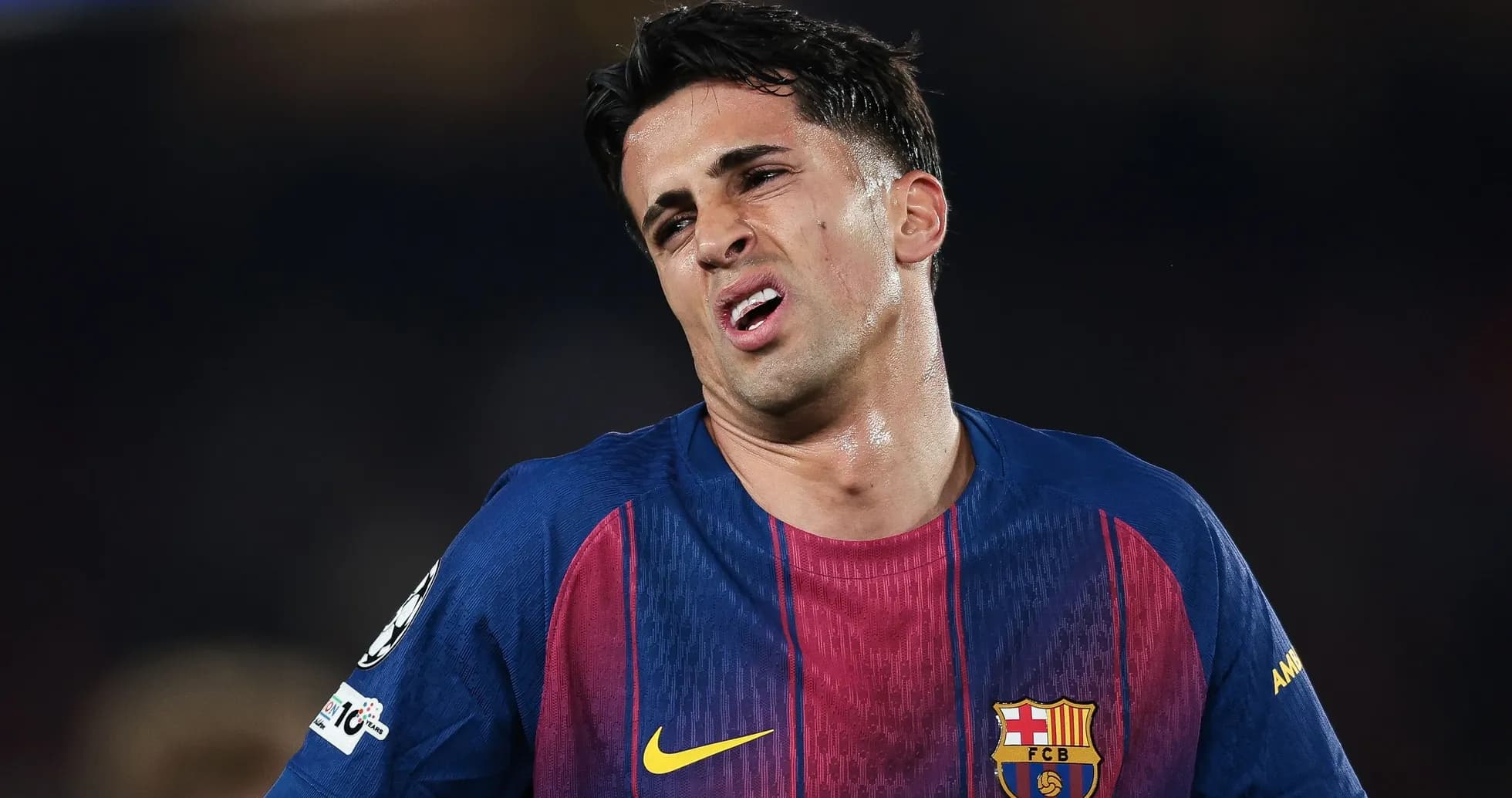Futbolchi o'yin davomida qiyin holatda Futbolchi o'yin davomida qiyin holatda